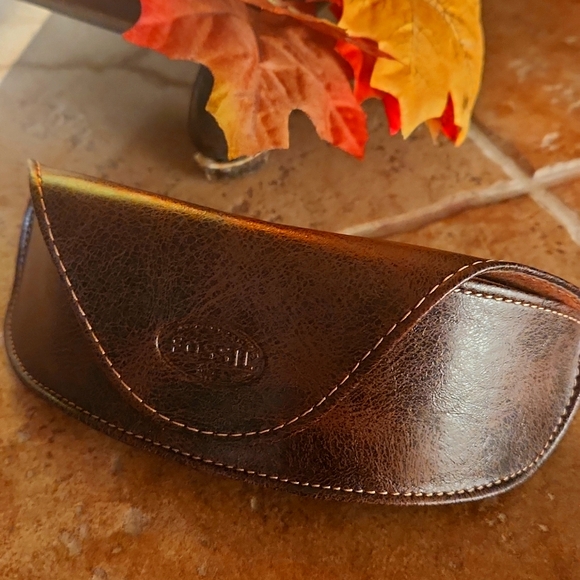 Fossil Accessories - Fossil glasses holder with Fossil sunglasses womans